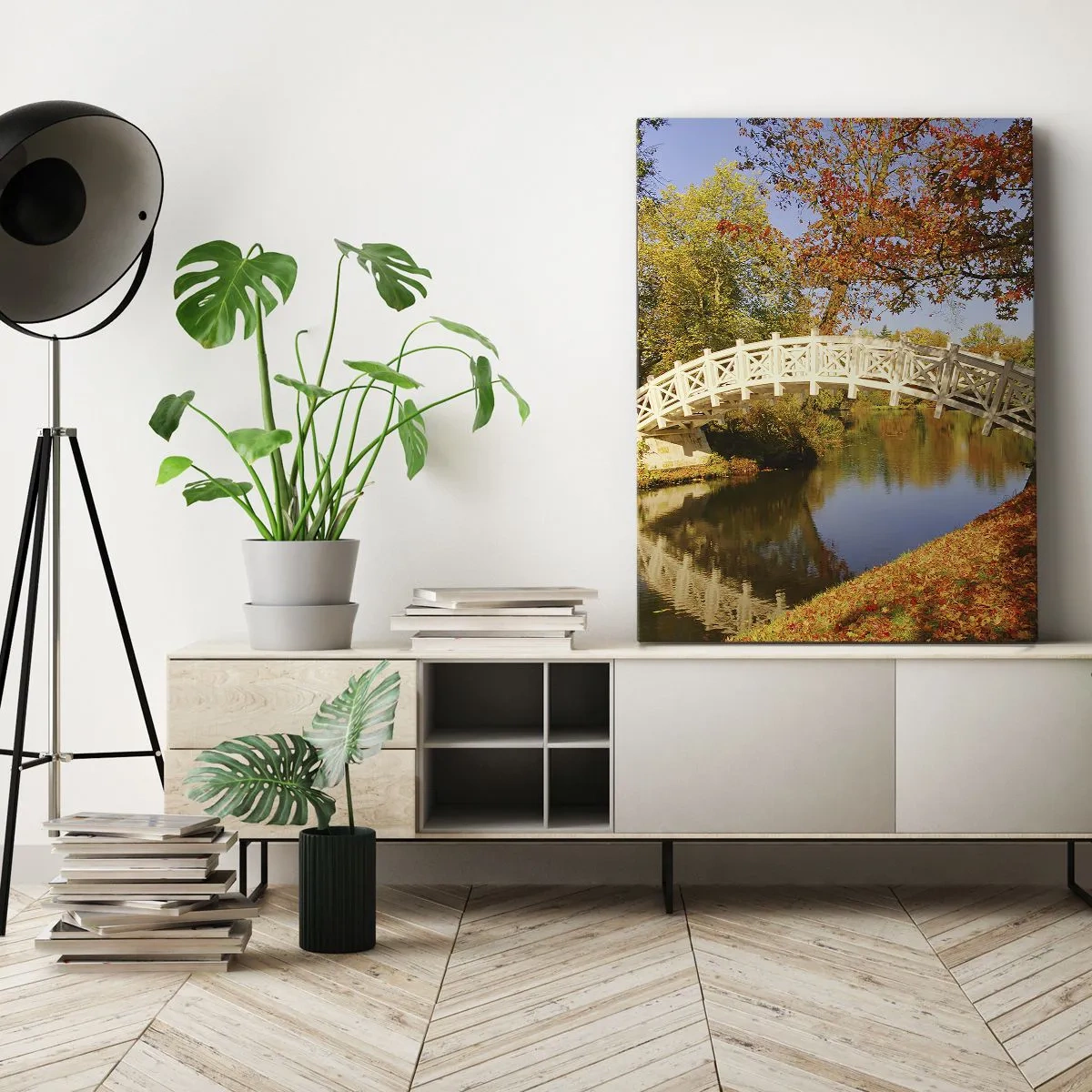 Bild auf Leinwand - Leinwandbild - Eine Brücke in einem Park, umgeben von Herbstlaub über ruhigem Wasser - 70x100cm - Auf der weißen Seufzerbrücke - Moderne Wanddekoration für Wohnzimmer und Schlafzimmer ARTTOR