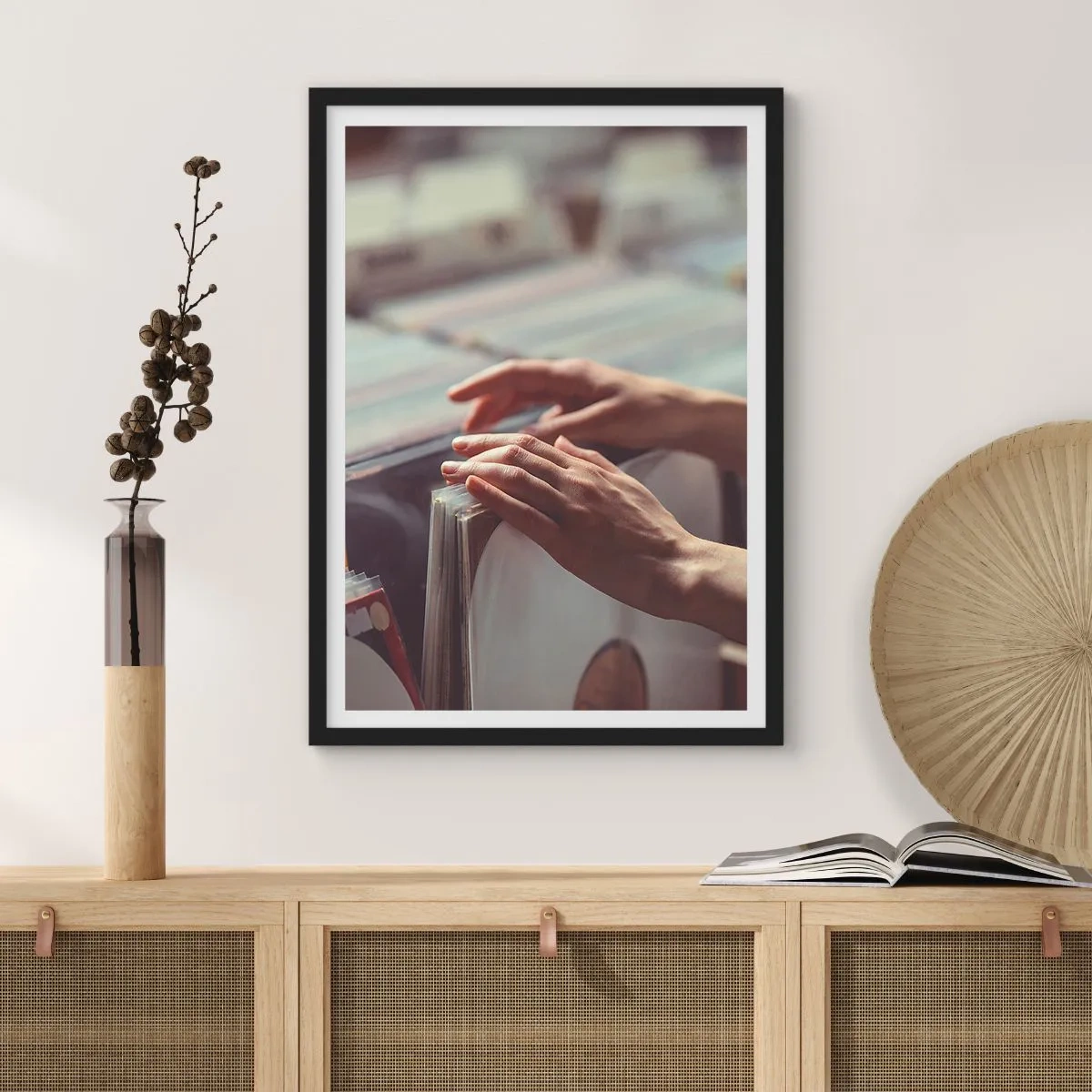 Poster in einem schwarzem Rahmen - Auf der Suche nach Emotionen - 70x100 cm