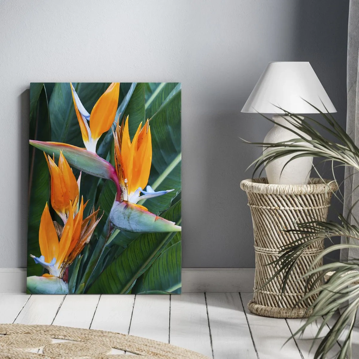 Bild auf Leinwand - Leinwandbild - Exotische Strelitzienblüten, umgeben von grünen Blättern - 50x70cm - Ist es eine Blume oder ist es ein Vogel? - Moderne Wanddekoration für Wohnzimmer und Schlafzimmer ARTTOR