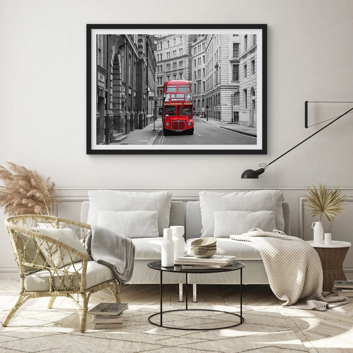 Poster in einem schwarzem Rahmen - Ein roter Bus vor einem Hintergrund aus schwarz-weißen Stadtgebäuden. - 70x50cm - Der Alltag muss nicht grau sein - Moderne Wanddekoration für Wohnzimmer und Schlafzimmer ARTTOR