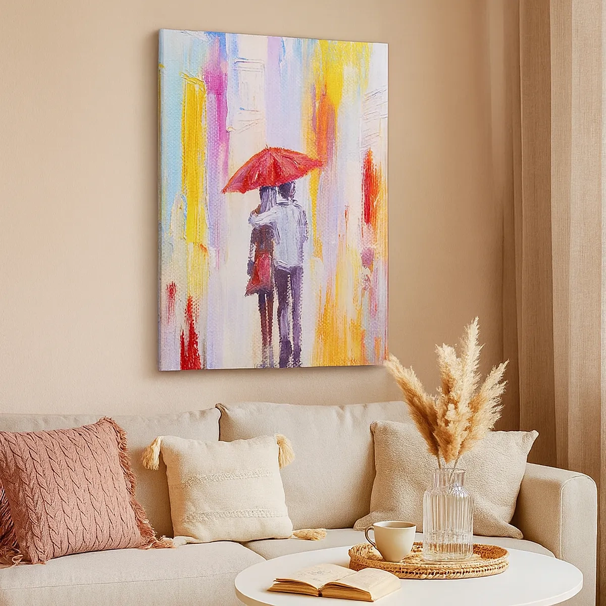 Bild auf Leinwand - Leinwandbild - Ein Paar unter einem roten Regenschirm mit bunten Gebäuden im Hintergrund. - 50x70cm - Lass es weiter regnen - Moderne Wanddekoration für Wohnzimmer und Schlafzimmer ARTTOR