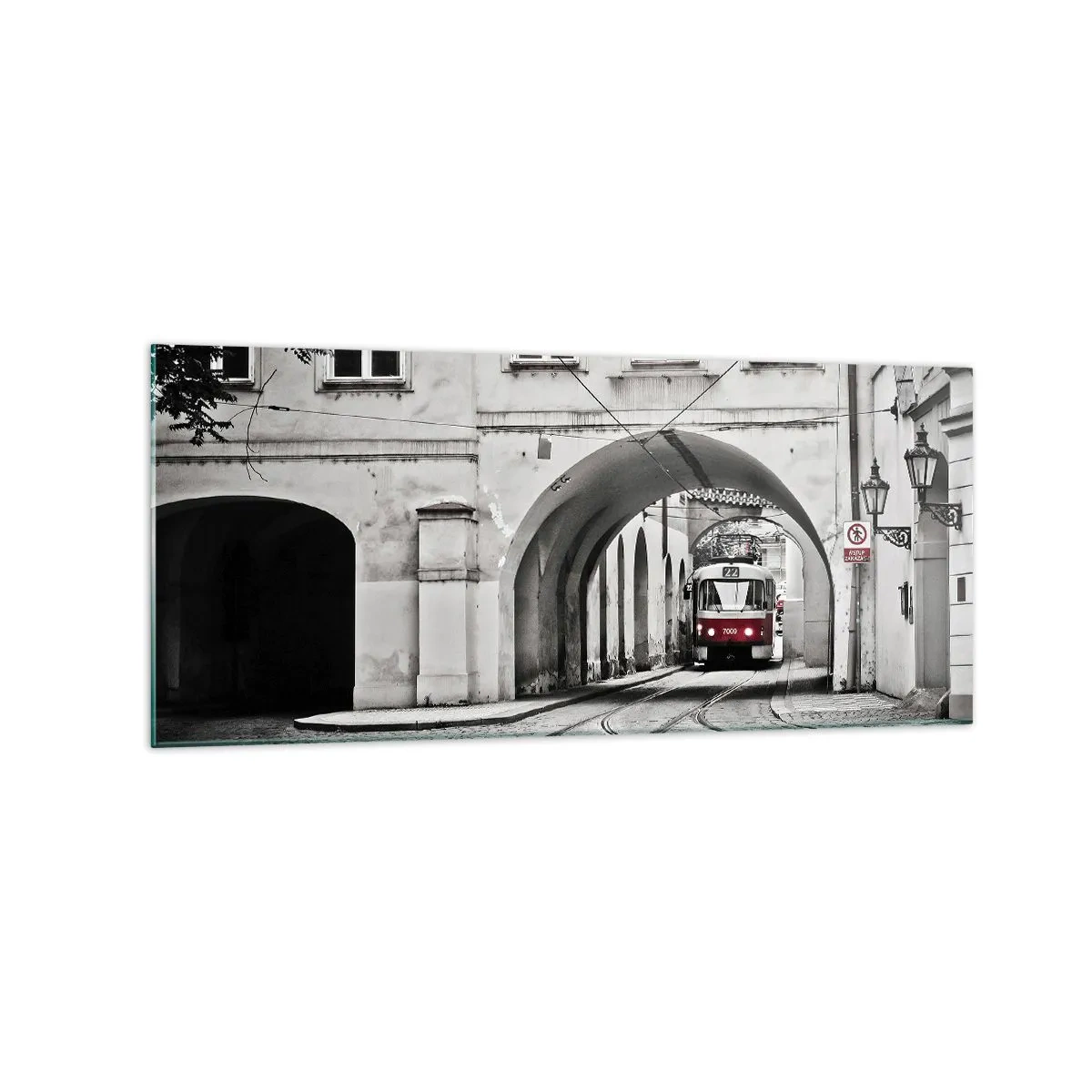 Glasbild - Bild auf glas - Eine schwarz-weiße Straßenbahn in einer historischen Stadtstraße - 120x50cm - Durch das Stadtlabyrinth - Moderne Wanddekoration für Wohnzimmer und Schlafzimmer ARTTOR