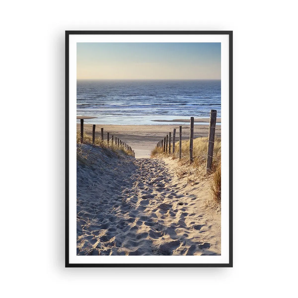 Poster in einem schwarzem Rahmen - Das Rauschen des Meeres, der Gesang der Vögel, ein wilder Strand im Gras ... - 70x100 cm