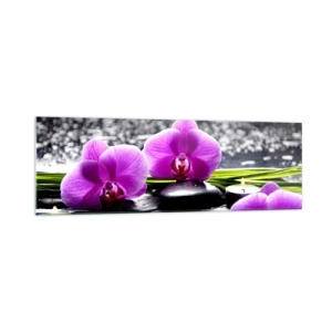 Glasbild - Bild auf glas - Lila Orchideen vor einem Hintergrund aus Steinen und Kerzen in einer entspannenden Umgebung - 160x50cm - In Ruhe ertrinken - Moderne Wanddekoration für Wohnzimmer und Schlafzimmer ARTTOR