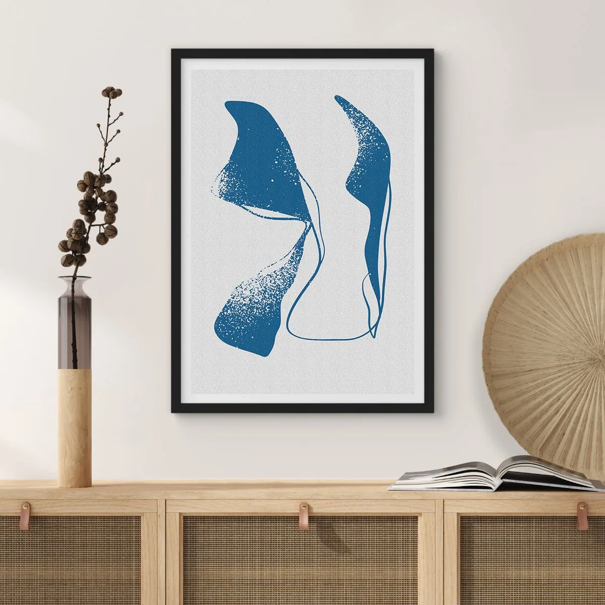 Poster in einem schwarzem Rahmen - Abstrakte Formen in Blautönen auf hellem Hintergrund - 50x70cm - Geflügelte Abstraktion - Moderne Wanddekoration für Wohnzimmer und Schlafzimmer ARTTOR