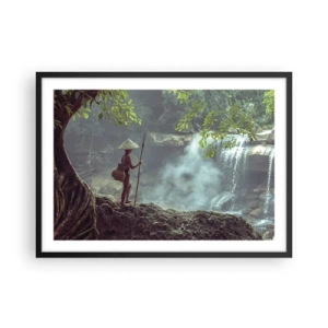 Poster in einem schwarzem Rahmen - Eine Figur mit einem Speer an einem Wasserfall in einem tropischen Wald - 70x50cm - Befreundet mit der Natur - Moderne Wanddekoration für Wohnzimmer und Schlafzimmer ARTTOR