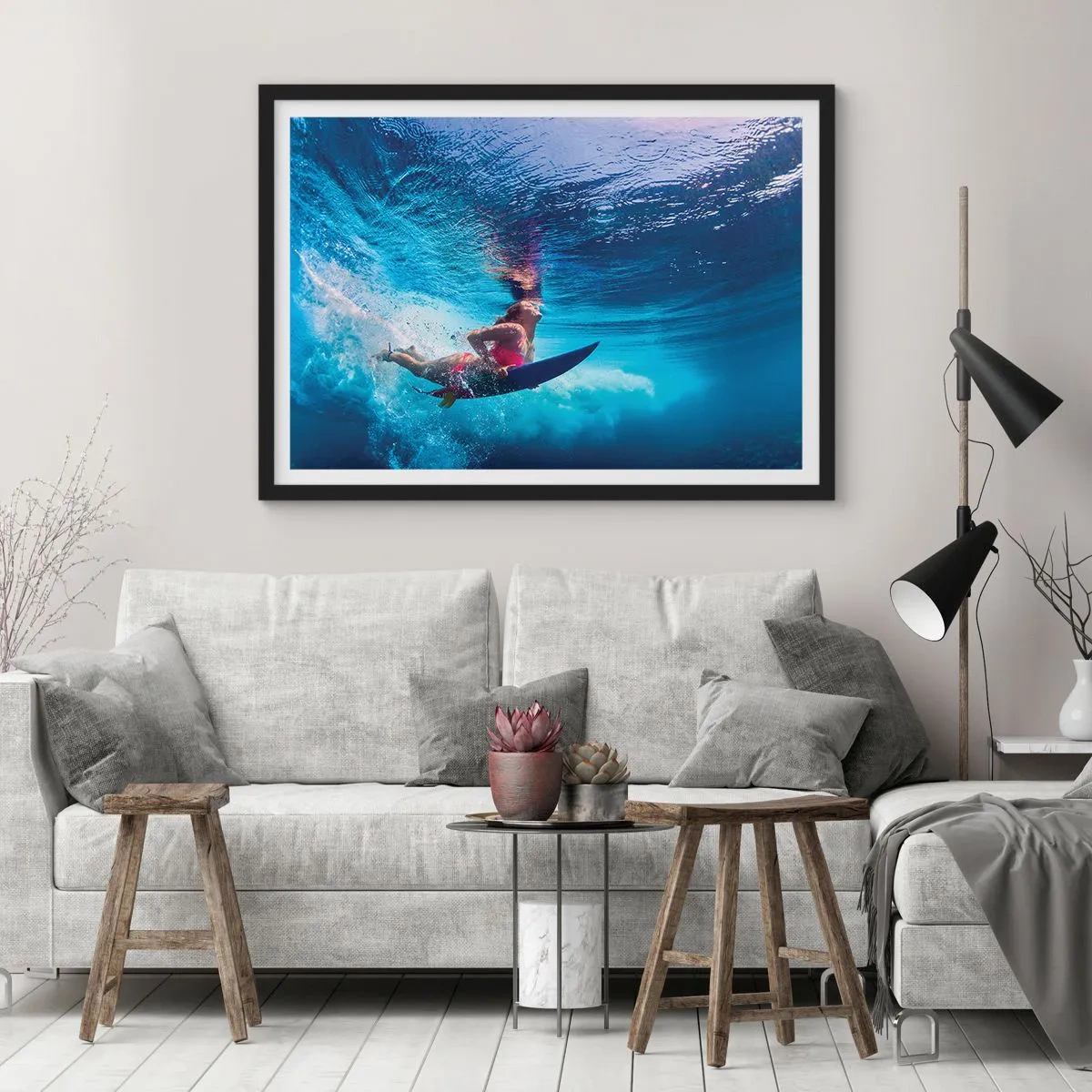 Poster in einem schwarzem Rahmen - Ein Surfer unter Wasser in einer dynamischen Komposition in Blautönen. - 70x50cm - Tiefe der Freude - Moderne Wanddekoration für Wohnzimmer und Schlafzimmer ARTTOR