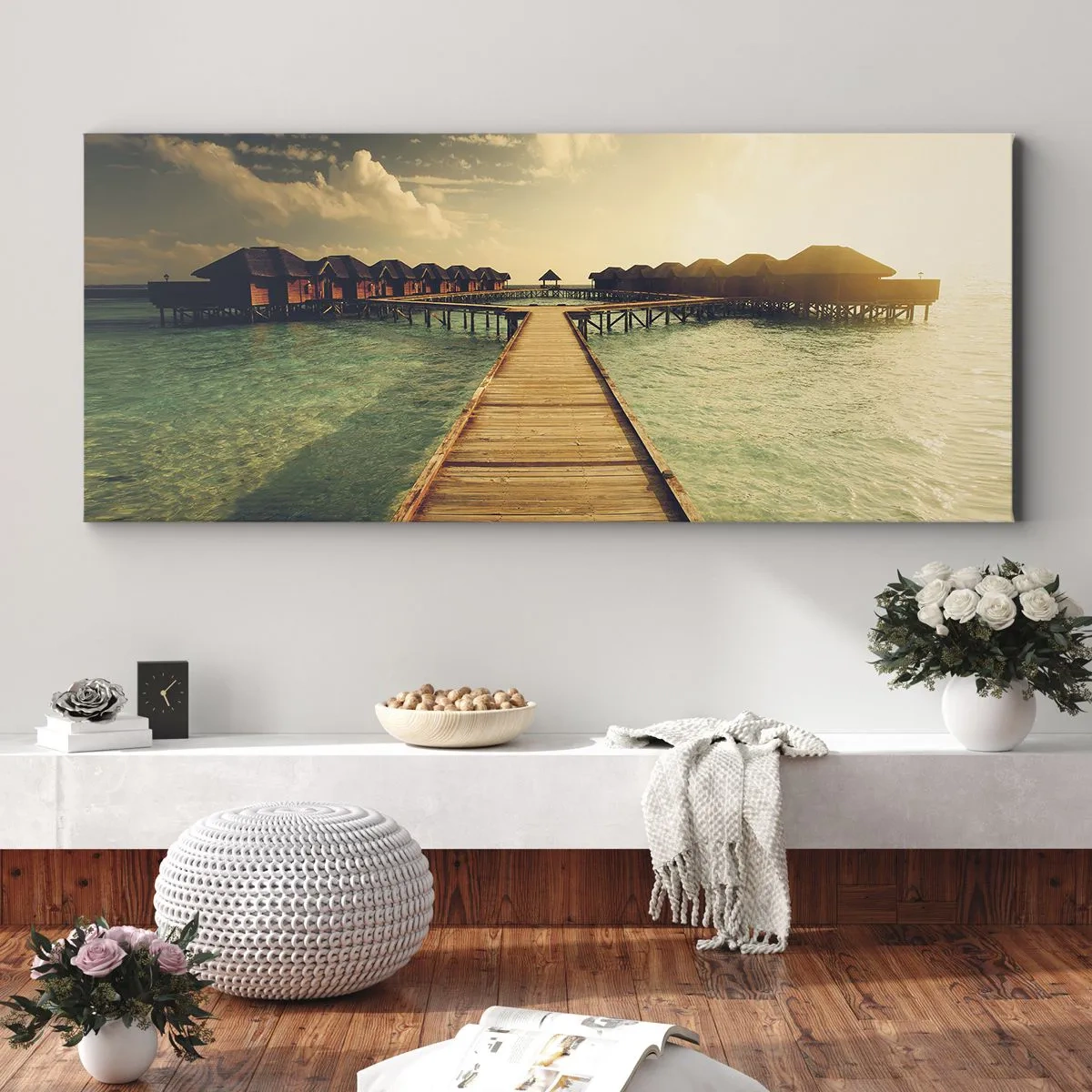 Bild auf Leinwand - Leinwandbild - Ein Holzsteg führt zu den Häusern am Wasser, beleuchtet von den Sonnenstrahlen. - 160x50cm - Eine herzliche Einladung - Moderne Wanddekoration für Wohnzimmer und Schlafzimmer ARTTOR