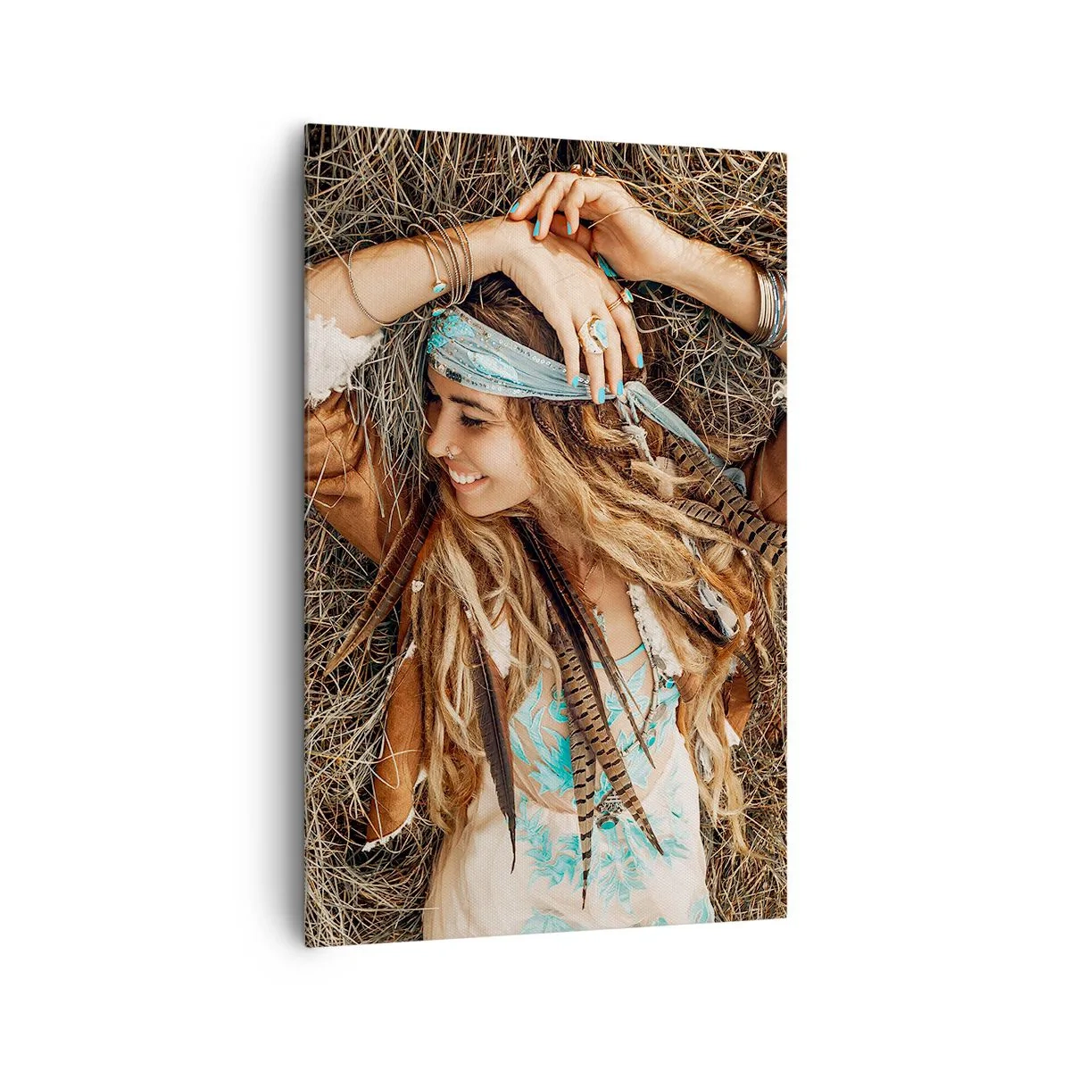 Bild auf Leinwand - Leinwandbild - Frau im Boho-Stil liegt auf Heu - 80x120cm - Auf dem Weg in den Sommer der Liebe - Moderne Wanddekoration für Wohnzimmer und Schlafzimmer ARTTOR
