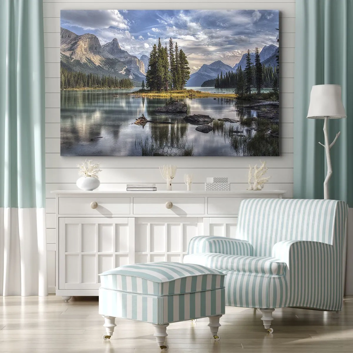 Bild auf Leinwand - Leinwandbild - Eine Berglandschaft mit einer Insel, umgeben von einem ruhigen See - 70x50cm - An dem tollen und sauberen Wasser ... - Moderne Wanddekoration für Wohnzimmer und Schlafzimmer ARTTOR