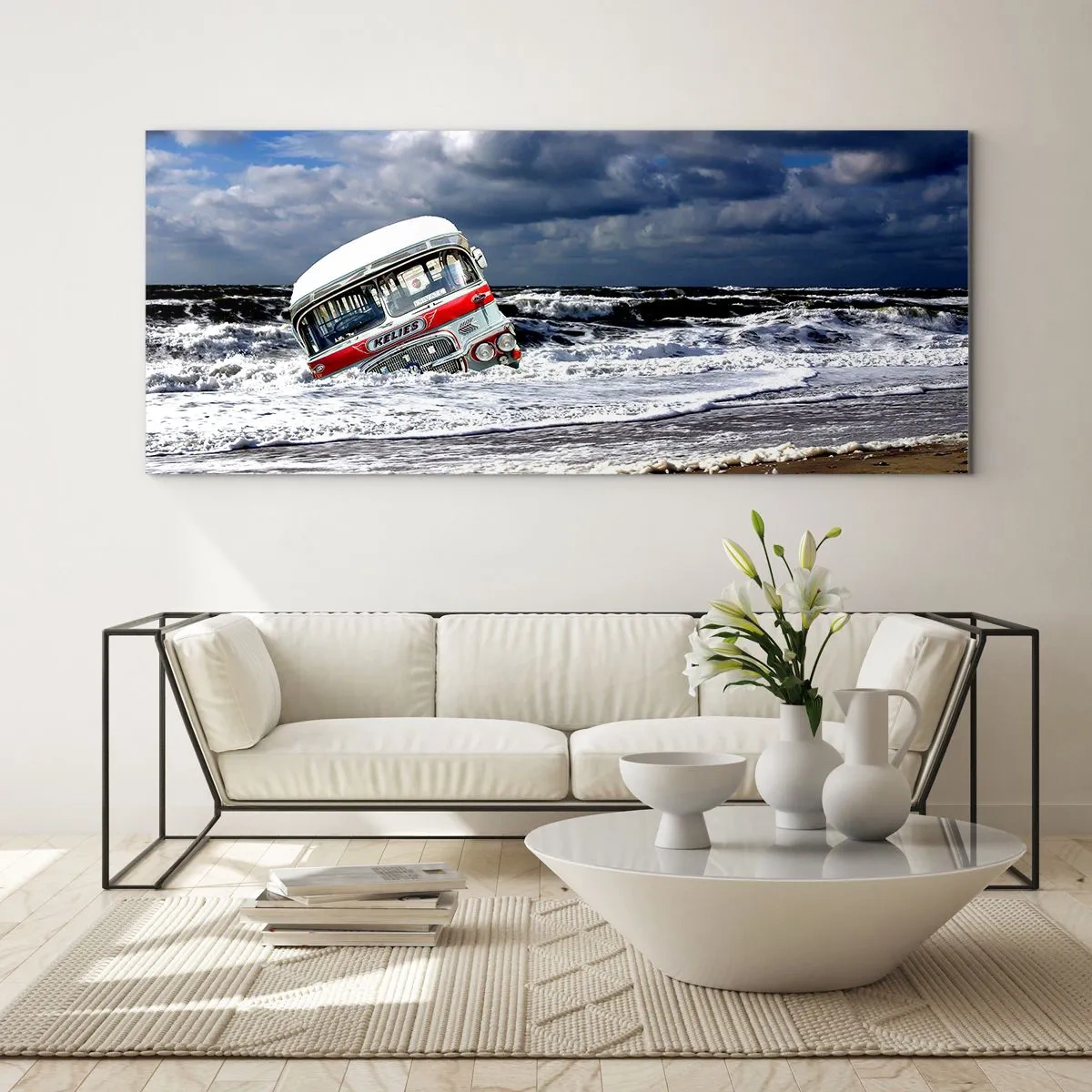 Glasbild - Bild auf glas - Ein versunkener Bus am Strand inmitten von Wellen und rauer See - 120x50cm - Und was stehst du so erstaunt? - Moderne Wanddekoration für Wohnzimmer und Schlafzimmer ARTTOR