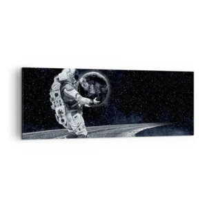 Bild auf Leinwand - Leinwandbild - Astronaut mit Erde vor dem Sternenhimmel - 140x50cm - Auf der Milchstraße - Moderne Wanddekoration für Wohnzimmer und Schlafzimmer ARTTOR