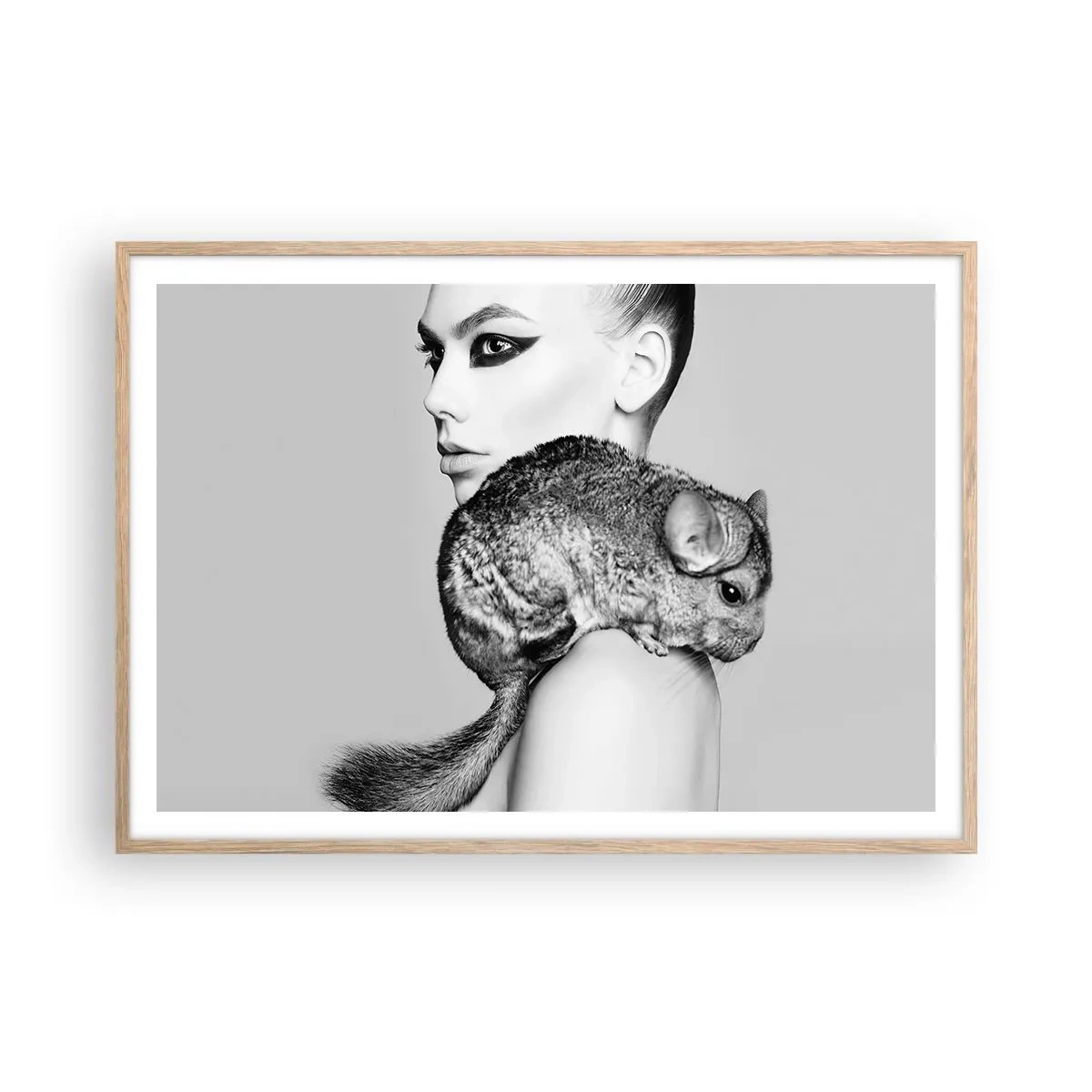 Poster in einem Rahmen aus heller Eiche - Dame mit einem Chinchilla - 100x70 cm