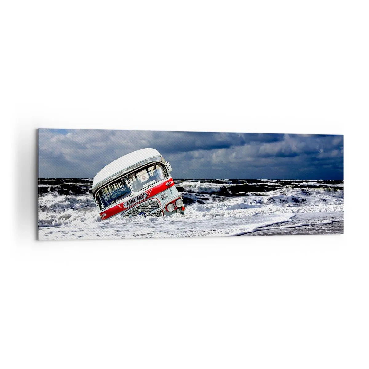 Bild auf Leinwand - Leinwandbild - Ein versunkener Bus am Strand inmitten von Wellen und rauer See - 160x50cm - Und was stehst du so erstaunt? - Moderne Wanddekoration für Wohnzimmer und Schlafzimmer ARTTOR