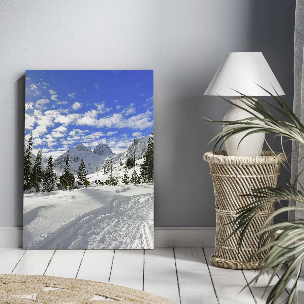 Bild auf Leinwand - Leinwandbild - Winterliche Berglandschaft mit Wald und Weg im Schnee - 50x70cm - Im Schnee und in der Sonne - Moderne Wanddekoration für Wohnzimmer und Schlafzimmer ARTTOR