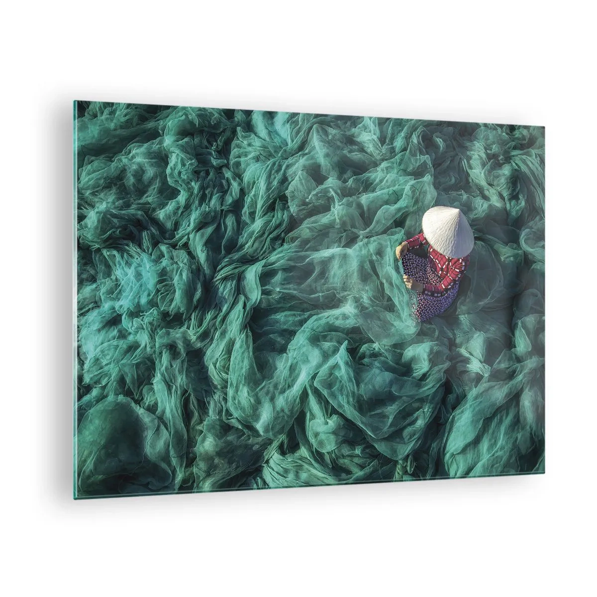 Glasbild - Bild auf glas - Eine Frau mit traditionellem Hut flickt Netze - 70x50cm - In einem Meer aus Netzen - Moderne Wanddekoration für Wohnzimmer und Schlafzimmer ARTTOR