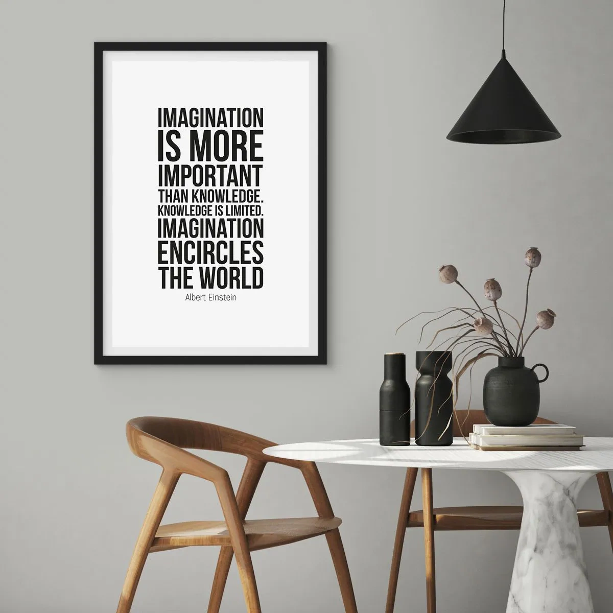Poster in einem schwarzem Rahmen - Ein Zitat über Vorstellungskraft auf weißem Hintergrund - 50x70cm - Einstein über die Kraft der Vorstellungskraft - Moderne Wanddekoration für Wohnzimmer und Schlafzimmer ARTTOR