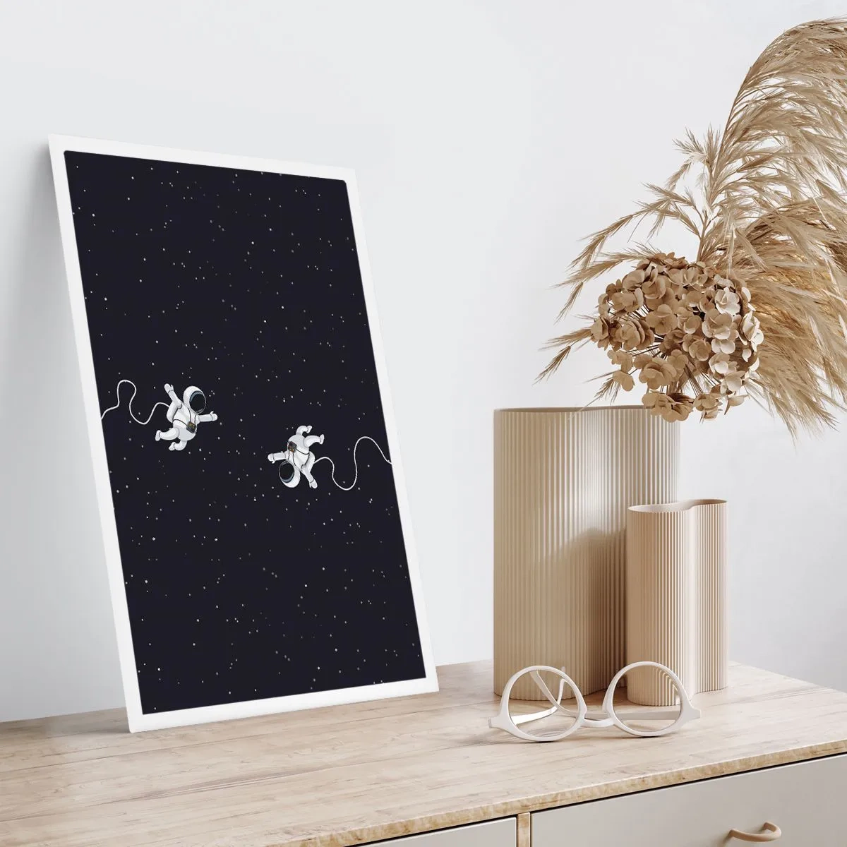 Poster - Zwei Astronauten schweben im Weltraum - 50x70cm - Kosmischer Tanz - Moderne Wanddekoration für Wohnzimmer und Schlafzimmer ARTTOR