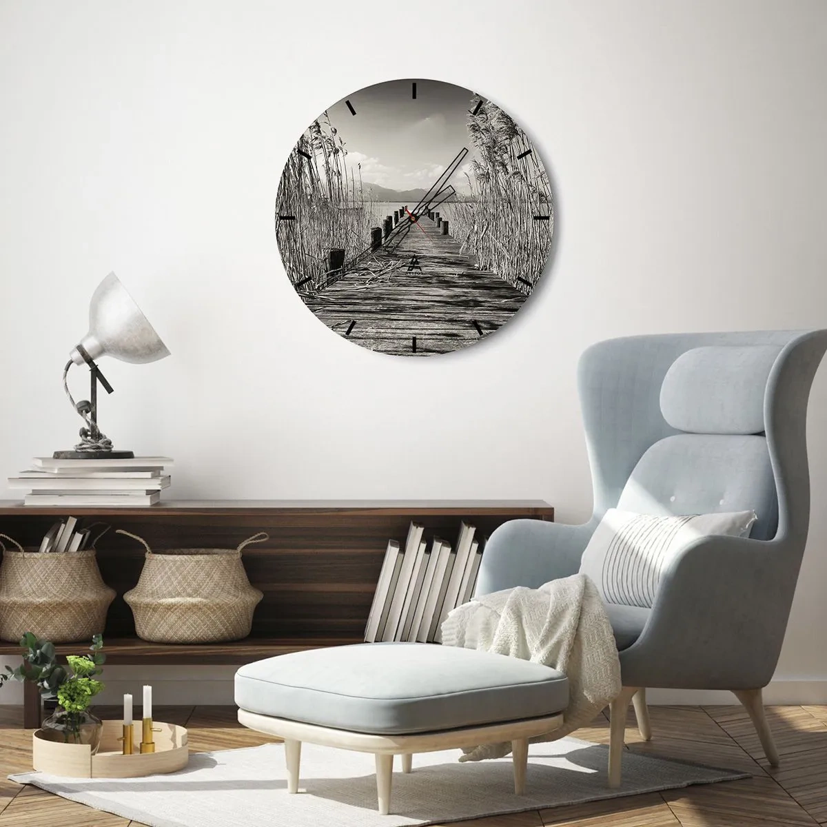 Wanduhr - Glasuhr - Eine Holzbrücke im Gras, die zum See führt - 30x30cm - In der Stille des Grases - Moderne Wanddekoration für Wohnzimmer, Küche und Schlafzimmer ARTTOR