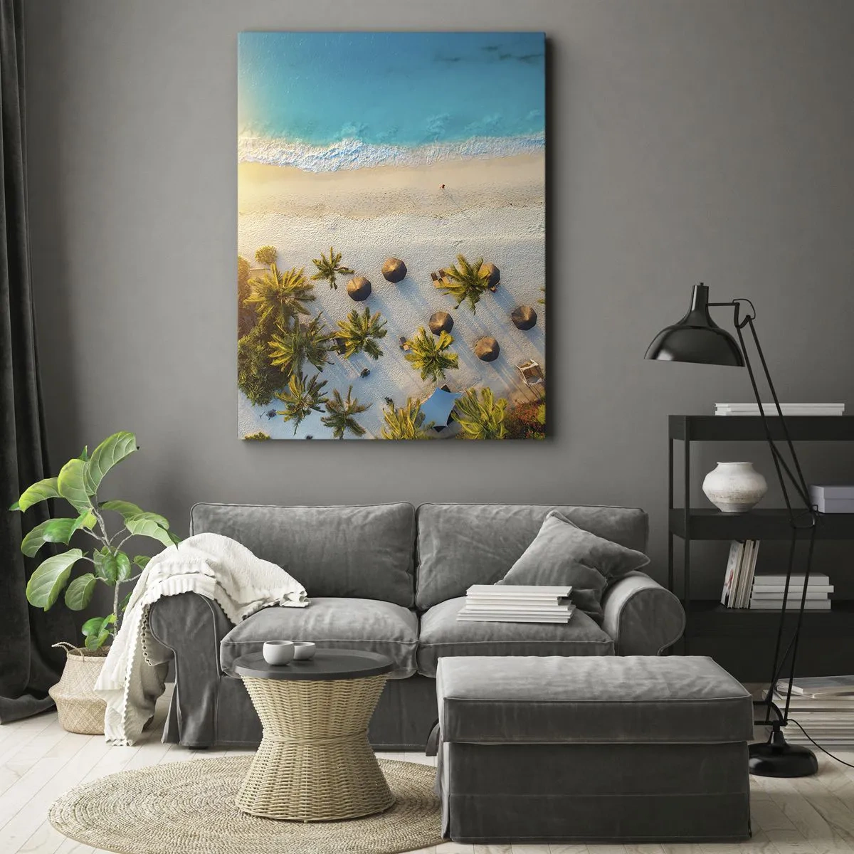 Bild auf Leinwand - Leinwandbild - Blick auf einen tropischen Strand mit Palmen und türkisfarbenem Meer - 50x70cm - Willkommen im Paradies - Moderne Wanddekoration für Wohnzimmer und Schlafzimmer ARTTOR