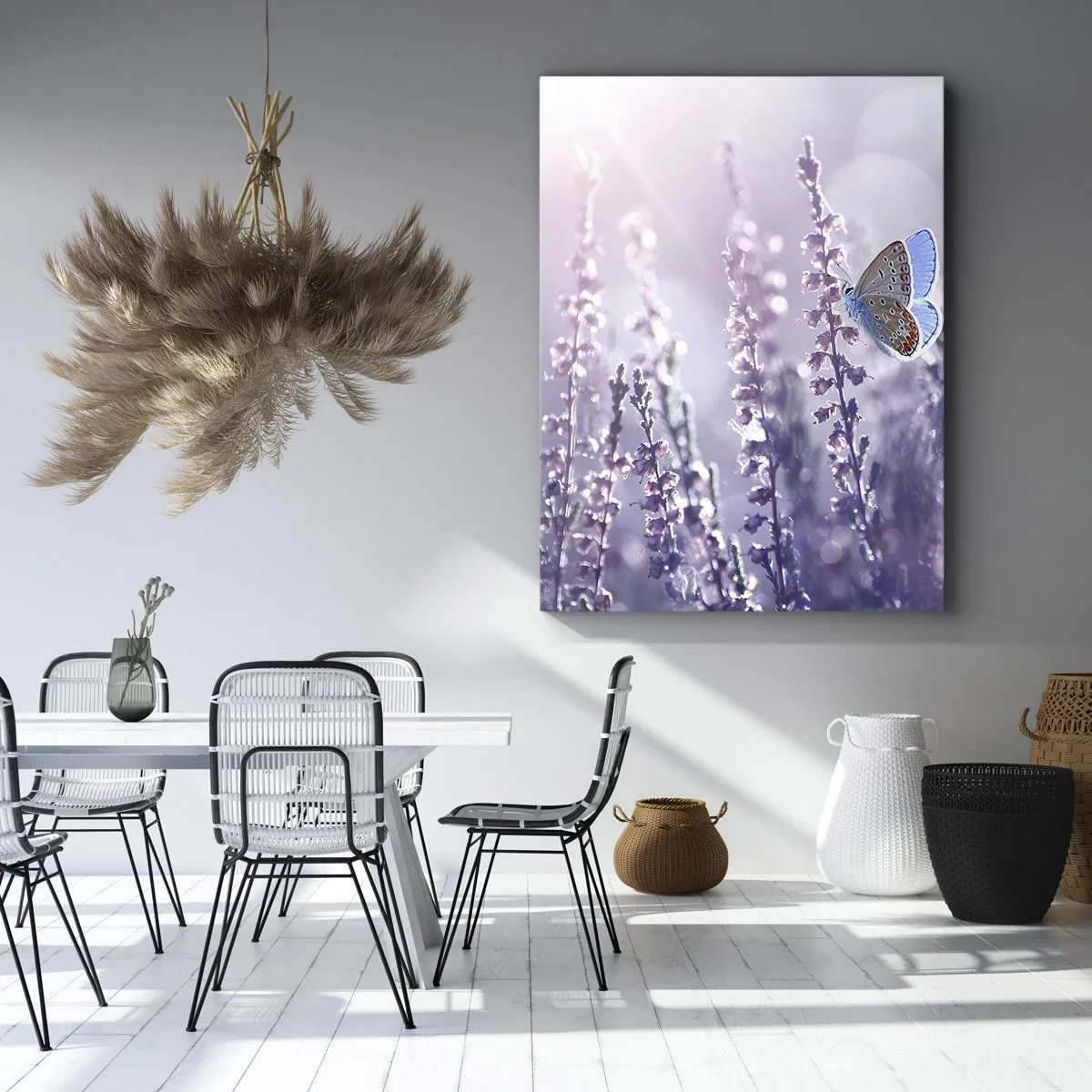 Bild auf Leinwand - Leinwandbild - Ein Schmetterling auf blühendem Lavendel im Morgenlicht - 50x70cm - Schmetterlingskuss - Moderne Wanddekoration für Wohnzimmer und Schlafzimmer ARTTOR
