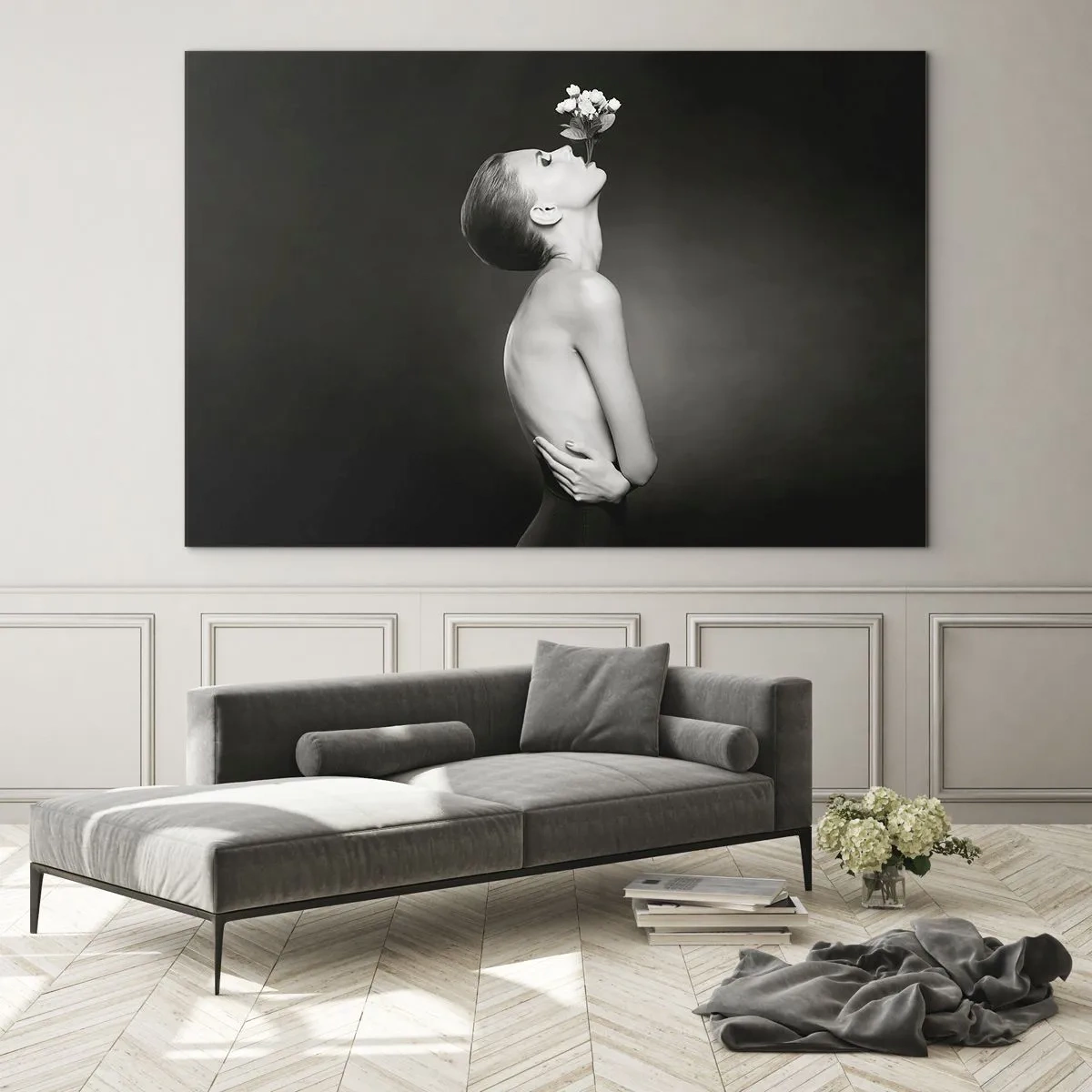 Glasbild - Bild auf glas - Eine Frau mit einer Blume im Mund in einem Schwarz-Weiß-Porträt - 70x50cm - Exzentrische Eleganz - Moderne Wanddekoration für Wohnzimmer und Schlafzimmer ARTTOR
