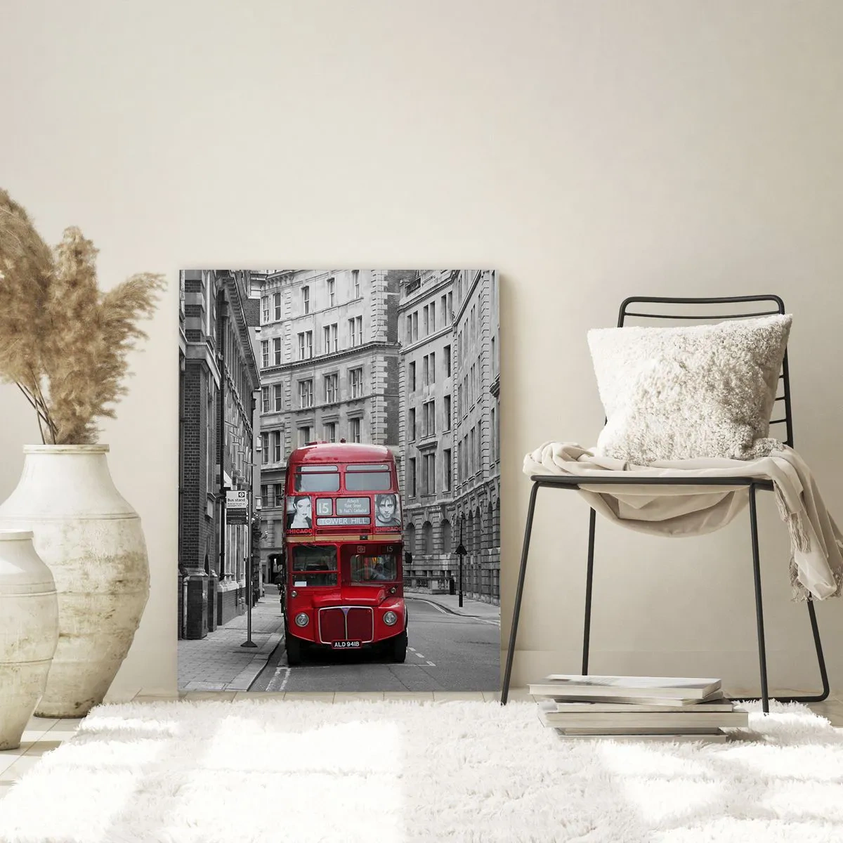 Glasbild - Bild auf glas - Ein roter Bus vor einem Hintergrund aus schwarz-weißen Stadtgebäuden. - 80x120cm - Der Alltag muss nicht grau sein - Moderne Wanddekoration für Wohnzimmer und Schlafzimmer ARTTOR