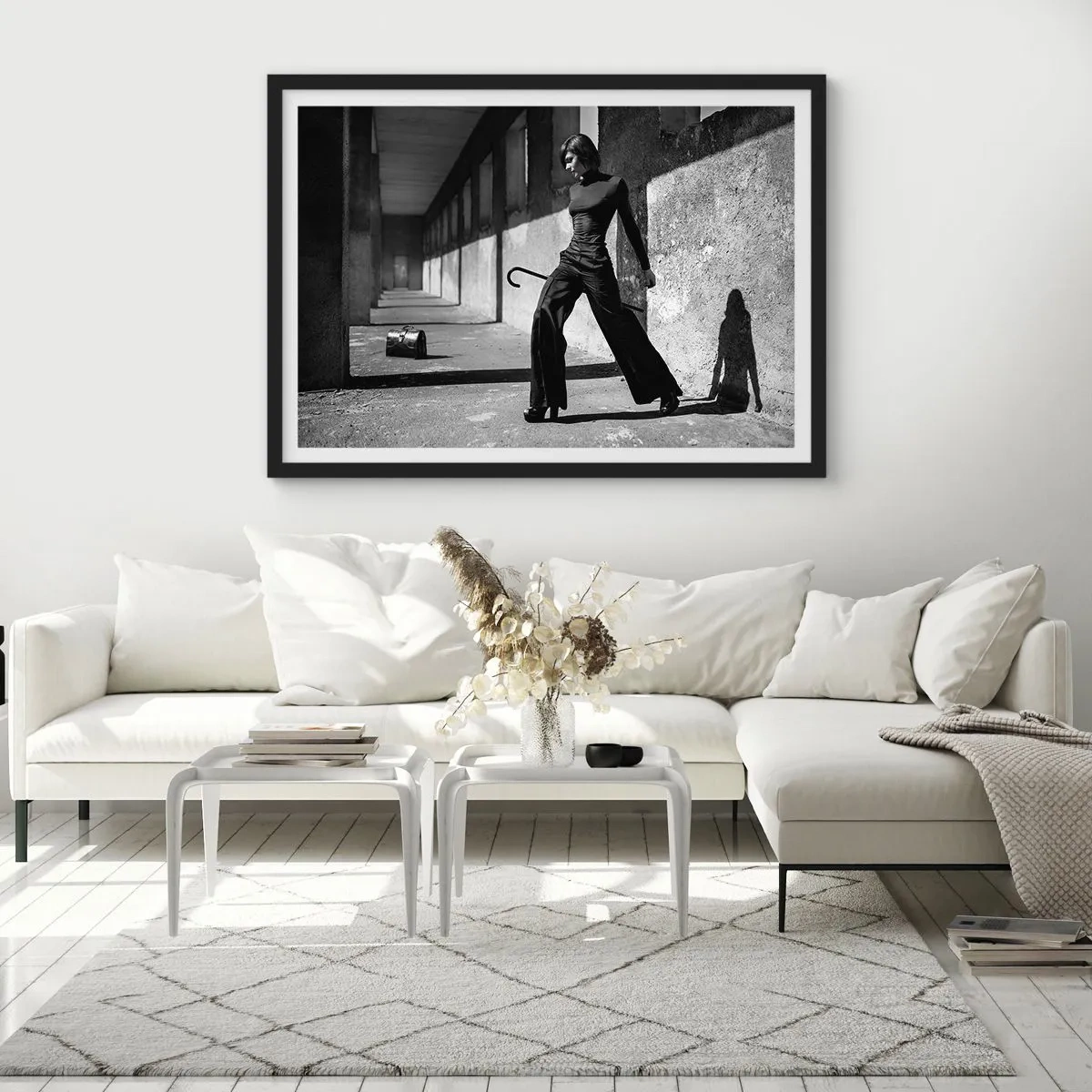 Poster in einem schwarzem Rahmen - Stilvolle Frau in einem industriellen Umfeld - 70x50cm - Urbane Eleganz - Moderne Wanddekoration für Wohnzimmer und Schlafzimmer ARTTOR