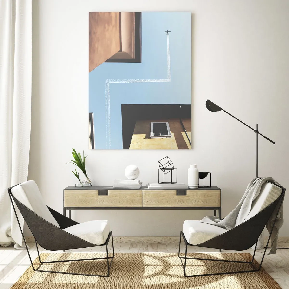 Glasbild - Bild auf glas - Blick auf das Flugzeug und seine Spur am Himmel aus der Straßenperspektive - 70x100cm - Über dem Stadtlabyrinth - Moderne Wanddekoration für Wohnzimmer und Schlafzimmer ARTTOR