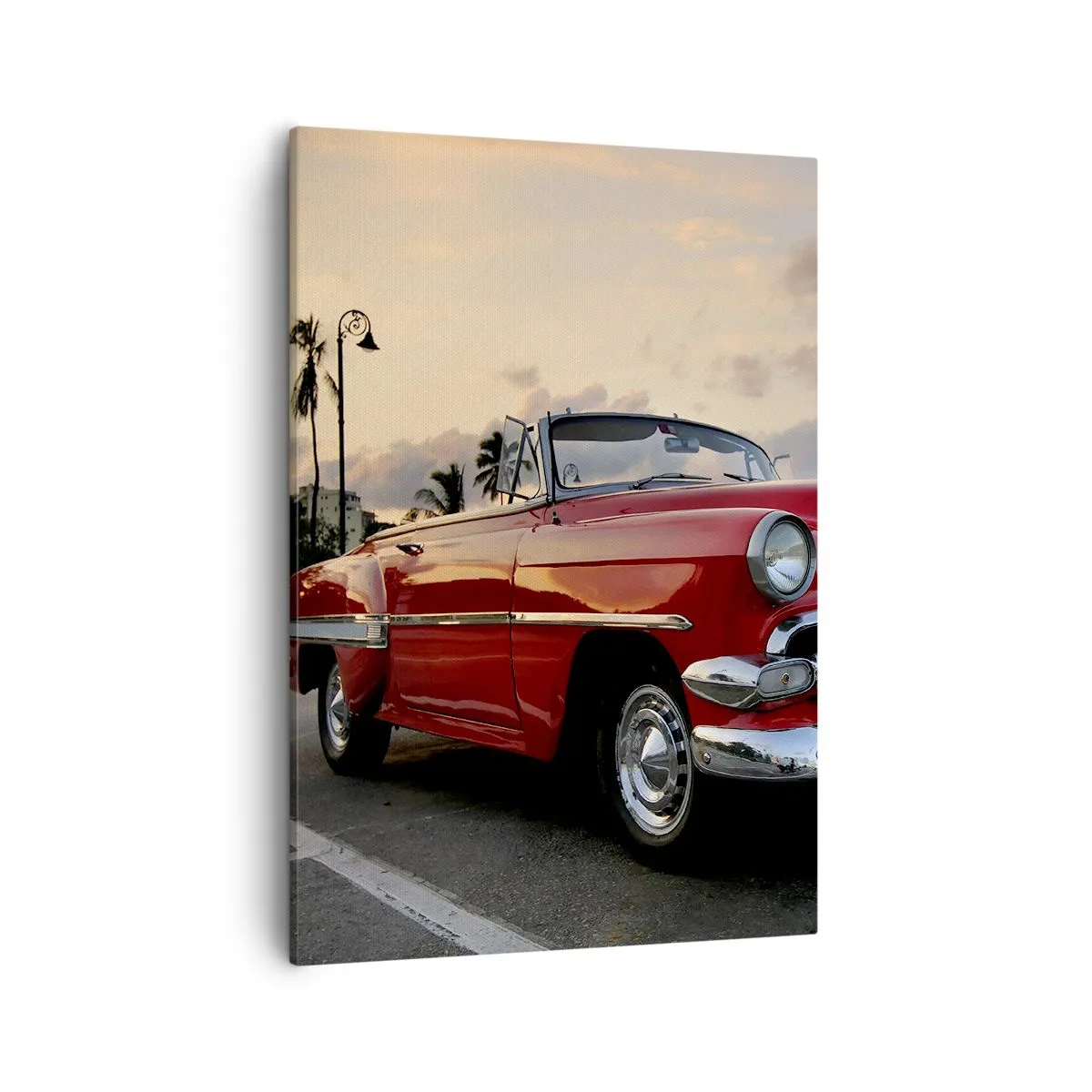 Bild auf Leinwand - Leinwandbild - Ein rotes klassisches Cabrio, das in der Abenddämmerung zwischen Palmen geparkt ist. - 50x70cm - Die rote Hitze der Tropen - Moderne Wanddekoration für Wohnzimmer und Schlafzimmer ARTTOR
