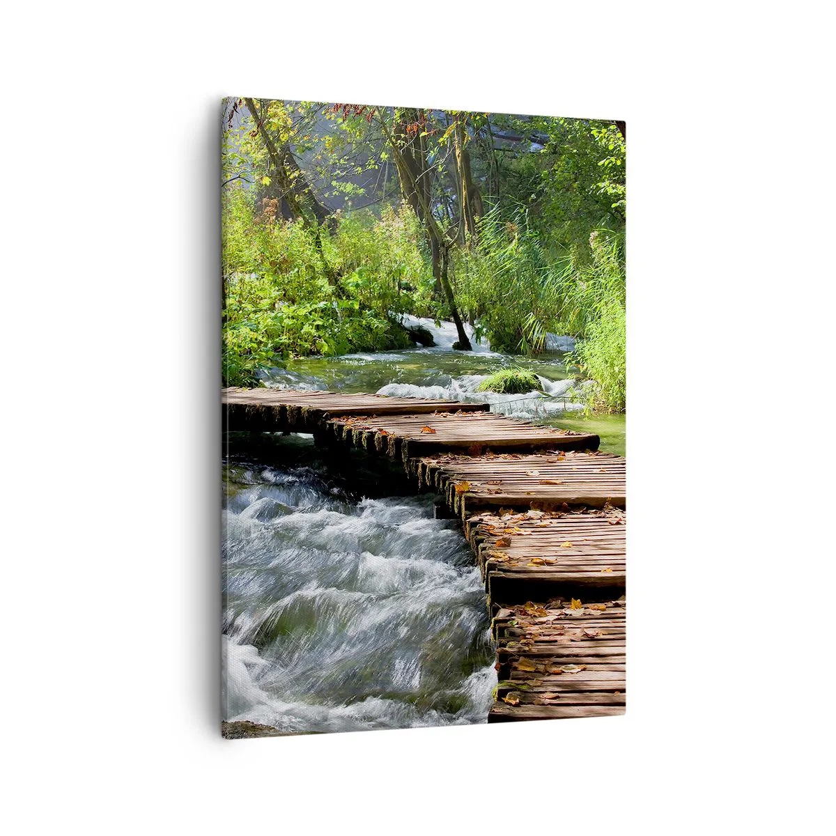 Bild auf Leinwand - Leinwandbild - Eine Holzbrücke über einen rauschenden Bach, umgeben vom Grün des Waldes. - 50x70cm - Über der schaumigen Kaskade - Moderne Wanddekoration für Wohnzimmer und Schlafzimmer ARTTOR