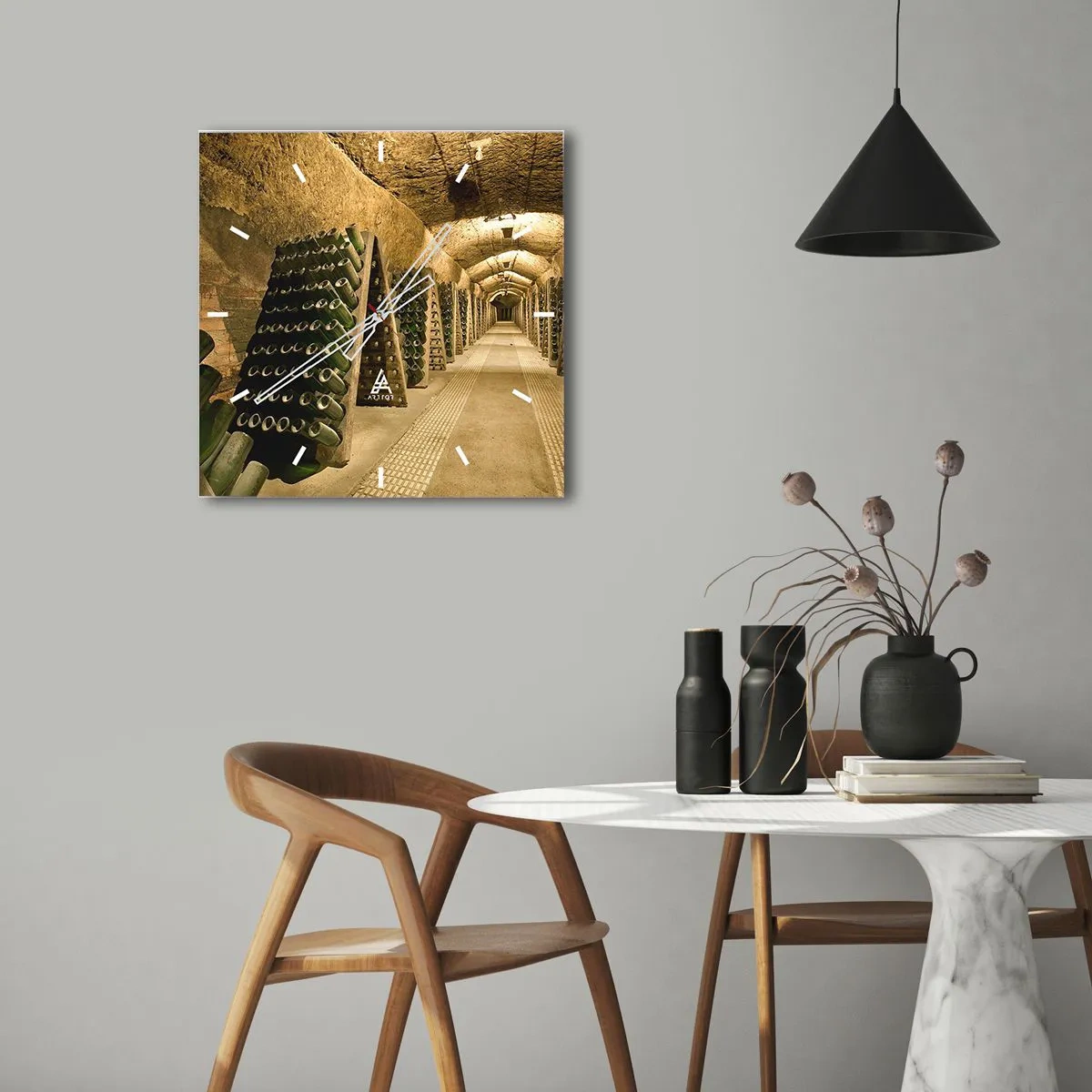 Wanduhr - Glasuhr - Ein Weinberg mit einem Keller voller Weinflaschen, die auf Holzregalen ausgestellt sind. - 30x30cm - Die Geburt des Geschmacks - Moderne Wanddekoration für Wohnzimmer und Schlafzimmer ARTTOR