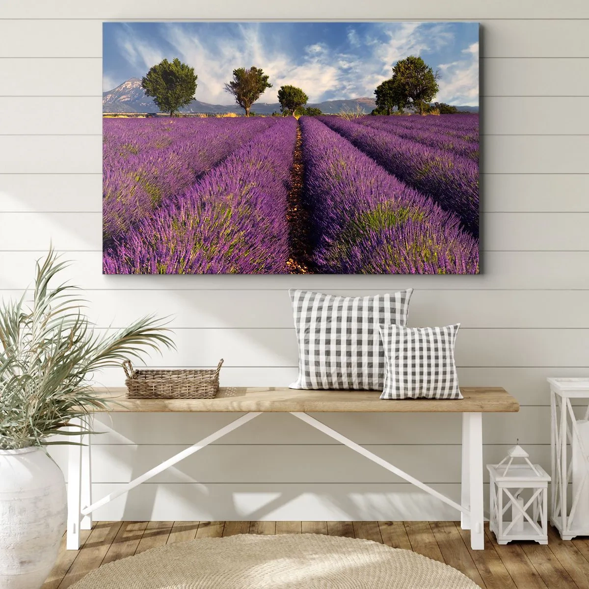 Bild auf Leinwand - Leinwandbild - Ein Lavendelfeld mit Bäumen vor der Kulisse von Bergen und Himmel - 100x70cm - Lavendelfelder - Moderne Wanddekoration für Wohnzimmer und Schlafzimmer ARTTOR
