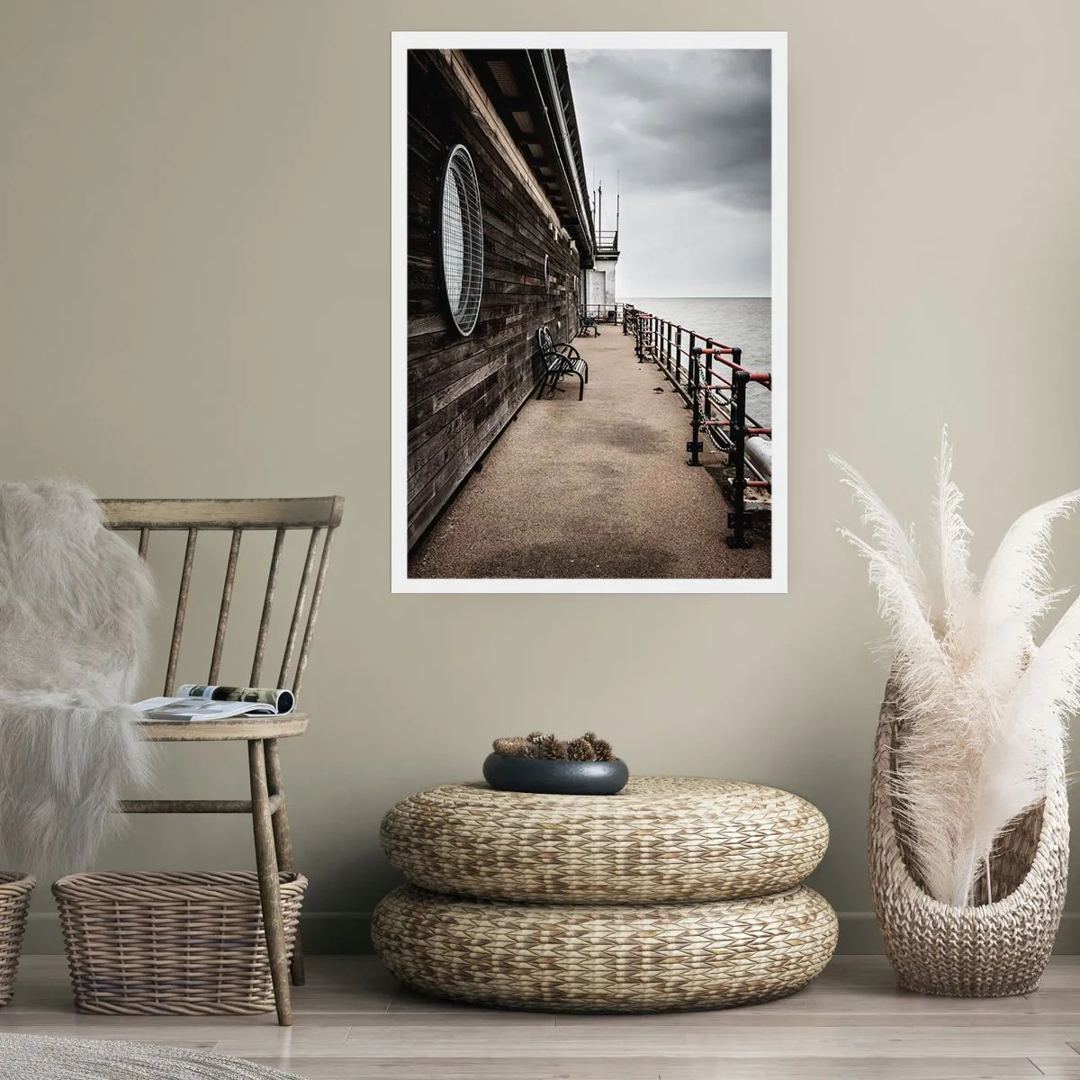 Poster - Holzsteg mit Bänken am ruhigen Meer - 50x70cm - Die Zeit blieb stehen - Moderne Wanddekoration für Wohnzimmer und Schlafzimmer ARTTOR