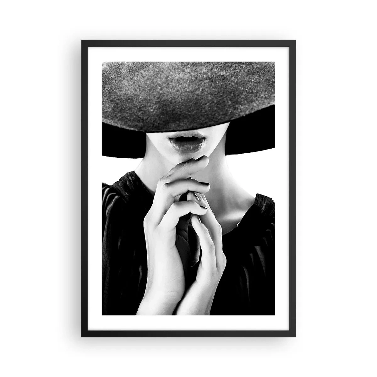 Poster in einem schwarzem Rahmen - Schwarz-Weiß-Porträt einer Frau mit Hut und verdecktem Gesicht - 50x70cm - Versteckte Schönheit - Moderne Wanddekoration für Wohnzimmer und Schlafzimmer ARTTOR