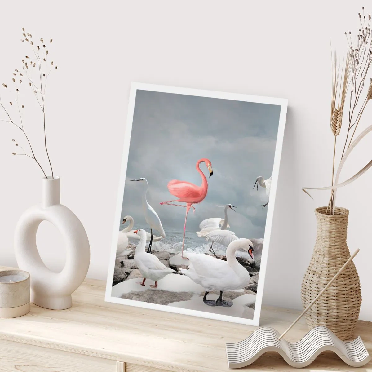 Poster - Ein rosa Flamingo, umgeben von weißen Vögeln vor dem Himmel - 50x70cm - Wie kam ich hier hin? - Moderne Wanddekoration für Wohnzimmer und Schlafzimmer ARTTOR