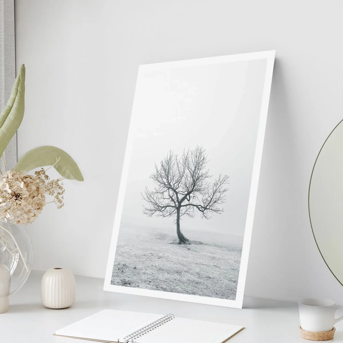 Poster - Eine minimalistische Landschaft mit einem einsamen Baum in einer Winterkulisse. - 50x70cm - Gegen das Nichts - Moderne Wanddekoration für Wohnzimmer und Schlafzimmer ARTTOR