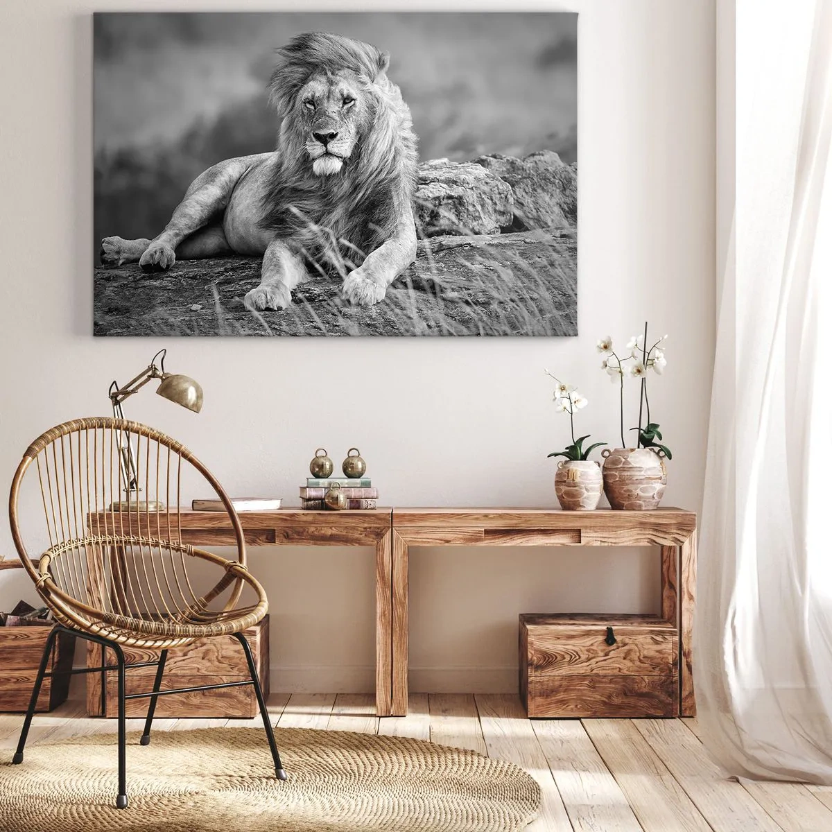 Bild auf Leinwand - Leinwandbild - Löwe ruht auf einem Felsen im monochromen Stil - 70x50cm - Königliche Siesta - Moderne Wanddekoration für Wohnzimmer und Schlafzimmer ARTTOR