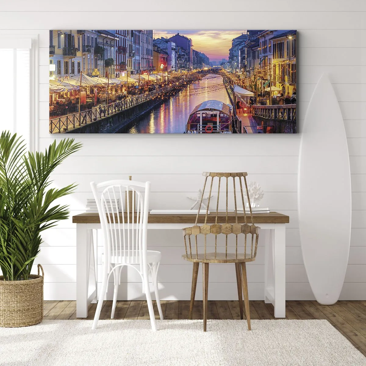 Bild auf Leinwand - Leinwandbild - Ein Kanal mit Beleuchtung, umgeben von farbenfrohen Gebäuden - 120x50cm - Ein Abend voller Licht und Spaß - Moderne Wanddekoration für Wohnzimmer und Schlafzimmer ARTTOR