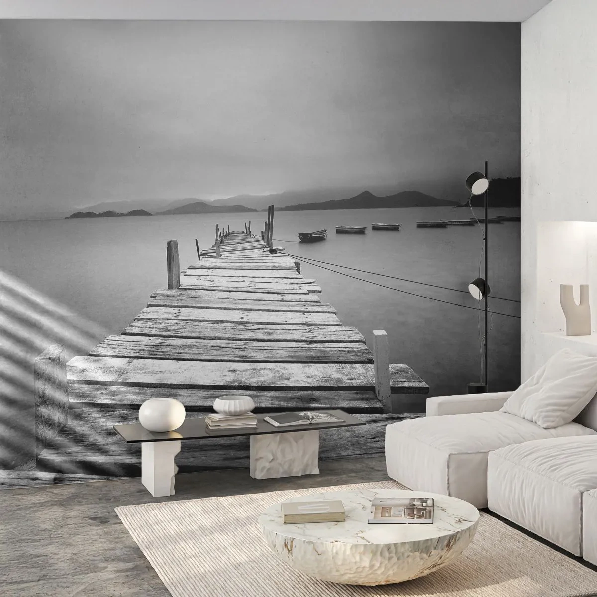 Fototapete Premium Sand - Holzsteg über einem ruhigen See in Schwarz und Weiß - 100x70cm - Hinter den Bergen, jenseits der Meere - Moderne Wanddekoration für Wohnzimmer und Schlafzimmer ARTTOR