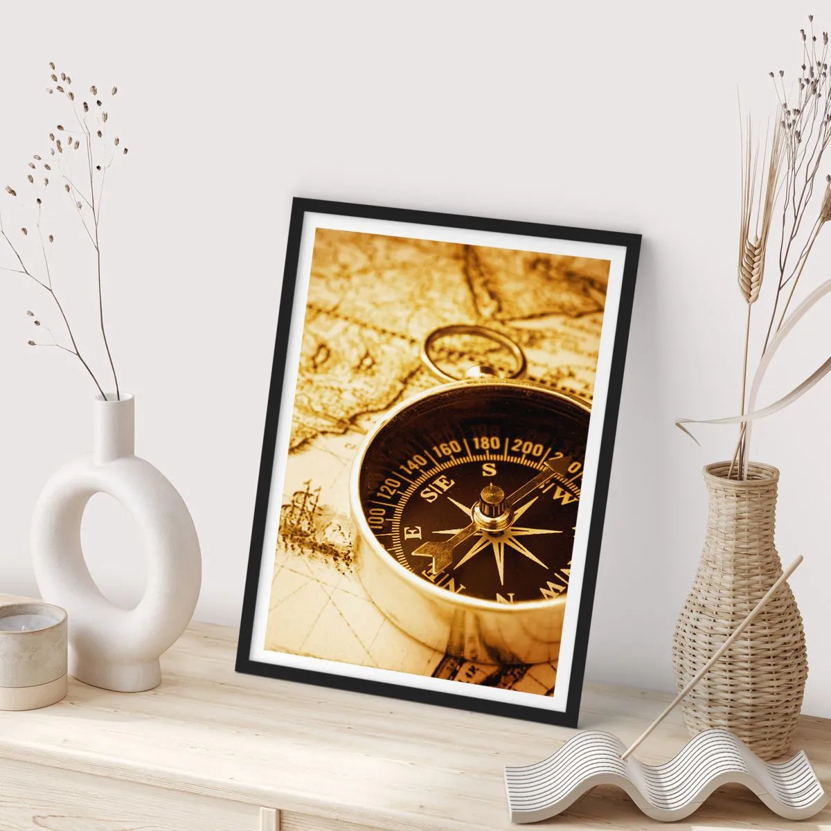 Poster in einem schwarzem Rahmen - Ein Kompass auf einem sepiafarbenen Kartenhintergrund - 50x70cm - Ost oder West? - Moderne Wanddekoration für Wohnzimmer und Schlafzimmer ARTTOR