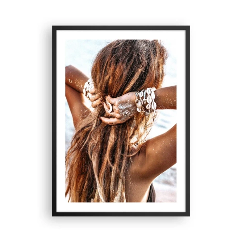 Poster in einem schwarzem Rahmen - Eine Frau mit langen, mit Muscheln geschmückten Haaren am Meer - 50x70cm - Eine Schwester von Wasser und Sonne - Moderne Wanddekoration für Wohnzimmer und Schlafzimmer ARTTOR