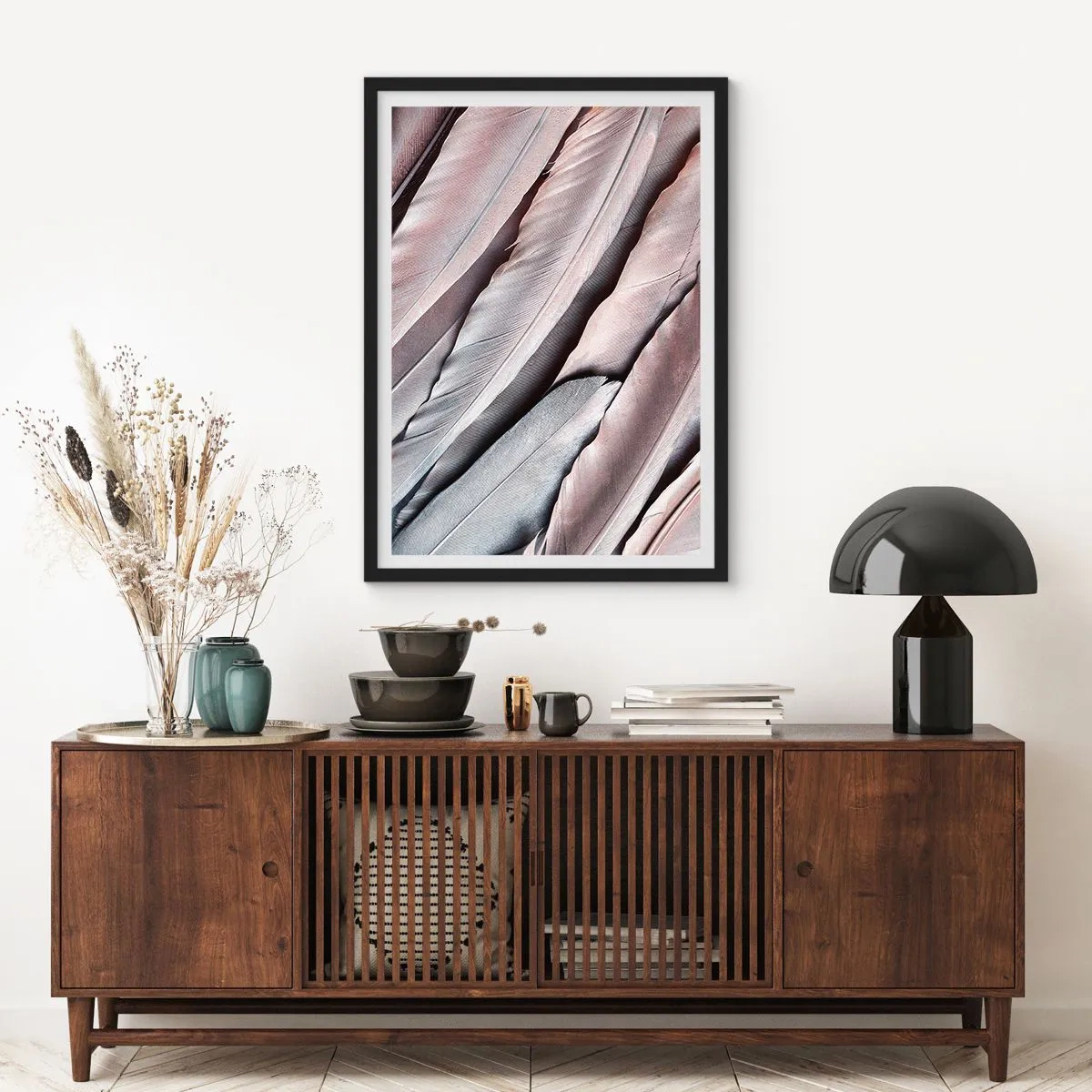 Poster in einem schwarzem Rahmen - Nahaufnahme von zarten, pastellfarbenen Federn - 50x70cm - In rosa Silber - Moderne Wanddekoration für Wohnzimmer und Schlafzimmer ARTTOR