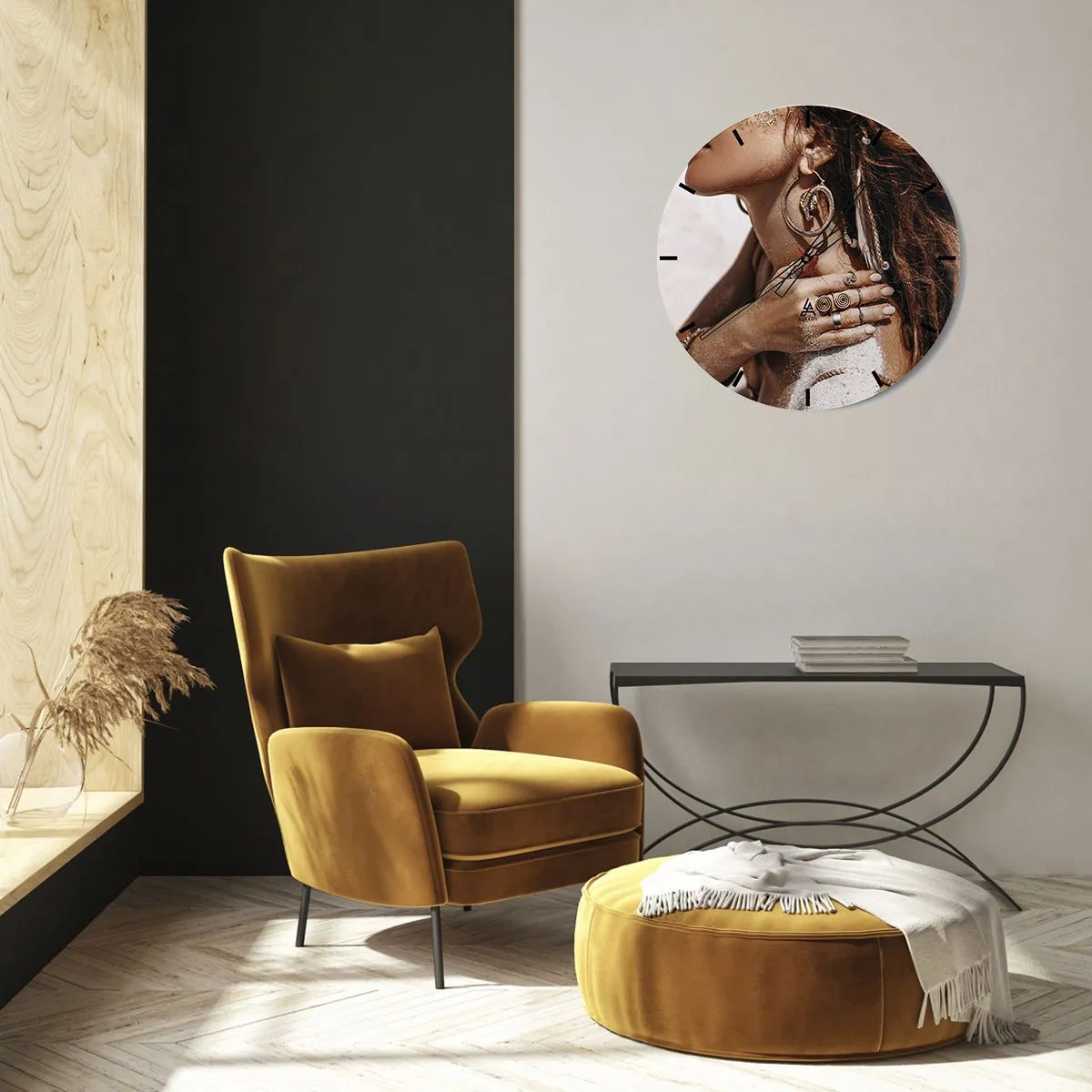 Wanduhr - Glasuhr - Eine Frau mit kunstvollem Schmuck vor einem Hintergrund aus Sand und Licht - 30x30cm - Königin des wilden Strandes - Moderne Wanddekoration für Wohnzimmer, Küche und Schlafzimmer ARTTOR