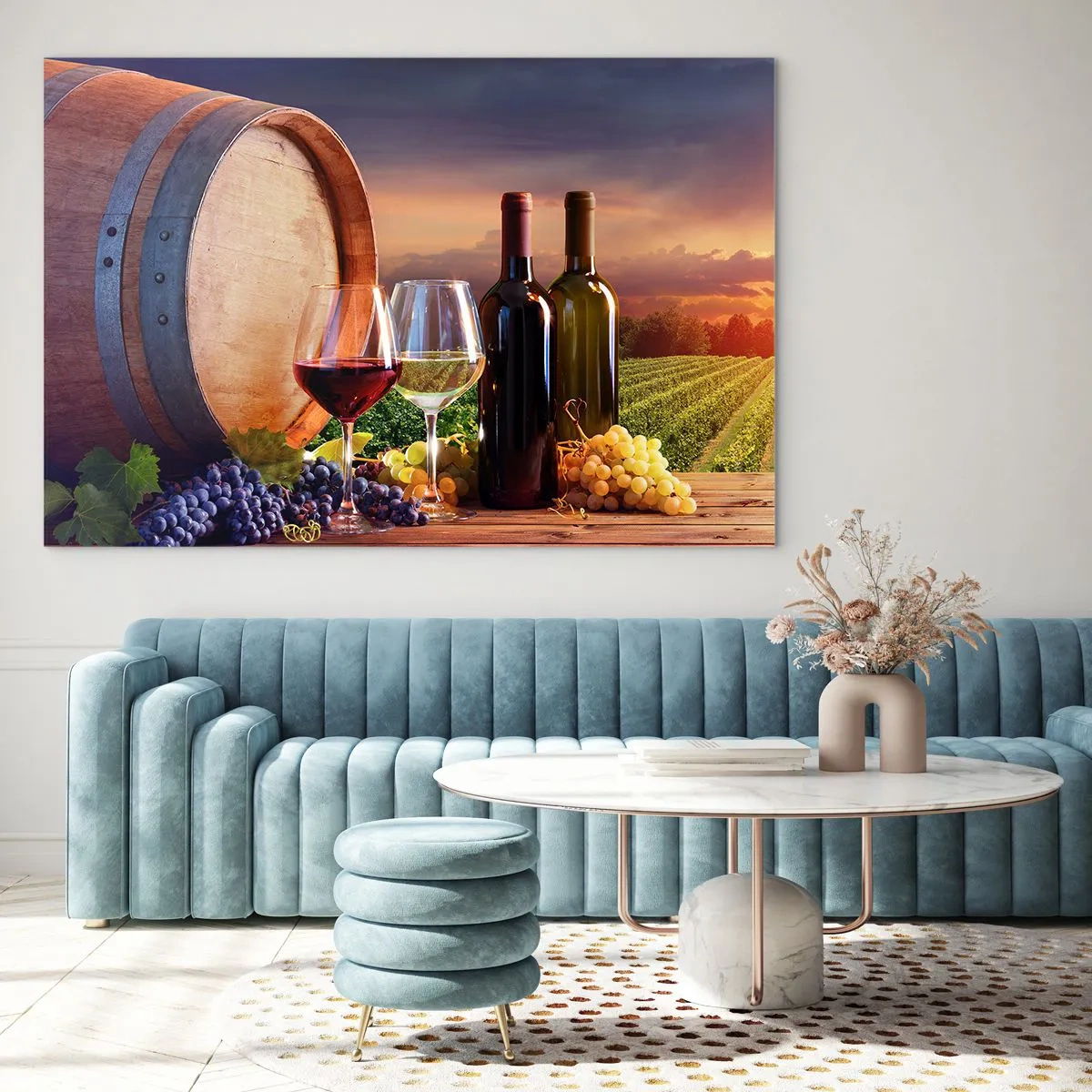 Glasbild - Bild auf glas - Weinreben, ein Fass und Gläser vor der Kulisse der untergehenden Sonne - 100x70cm - Hier schmeckt das Leben - Moderne Wanddekoration für Wohnzimmer und Schlafzimmer ARTTOR