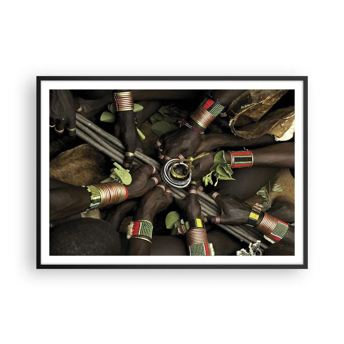 Poster in einem schwarzem Rahmen - Traditionelle Handarmbänder in einer Gruppe von Händen - 100x70cm - Wir sind zusammen - Moderne Wanddekoration für Wohnzimmer und Schlafzimmer ARTTOR