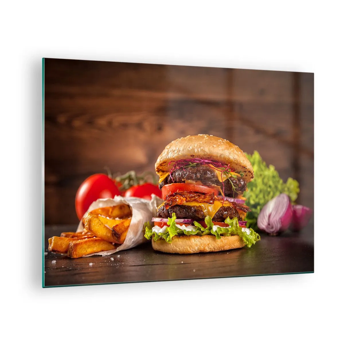 Glasbild - Bild auf glas - Saftiger Burger mit Toppings und Pommes auf Holzhintergrund - 70x50cm - Die verbotene Frucht - Moderne Wanddekoration für Wohnzimmer und Schlafzimmer ARTTOR