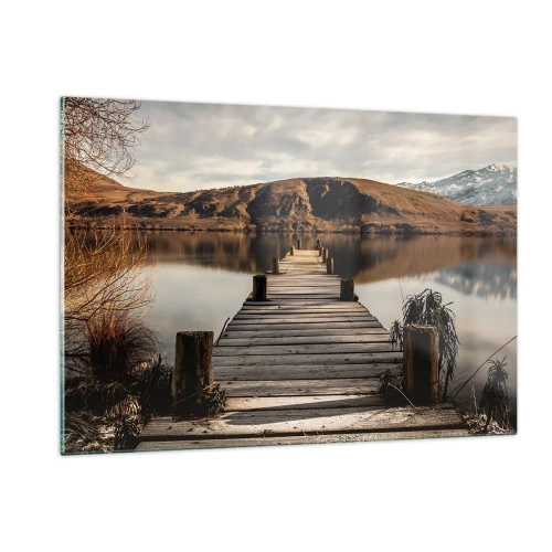 Glasbild - Bild auf glas - Ein Holzsteg über einem See mit Blick auf die Berge im Hintergrund - 120x80cm - Landschaft in Stille - Moderne Wanddekoration für Wohnzimmer und Schlafzimmer ARTTOR