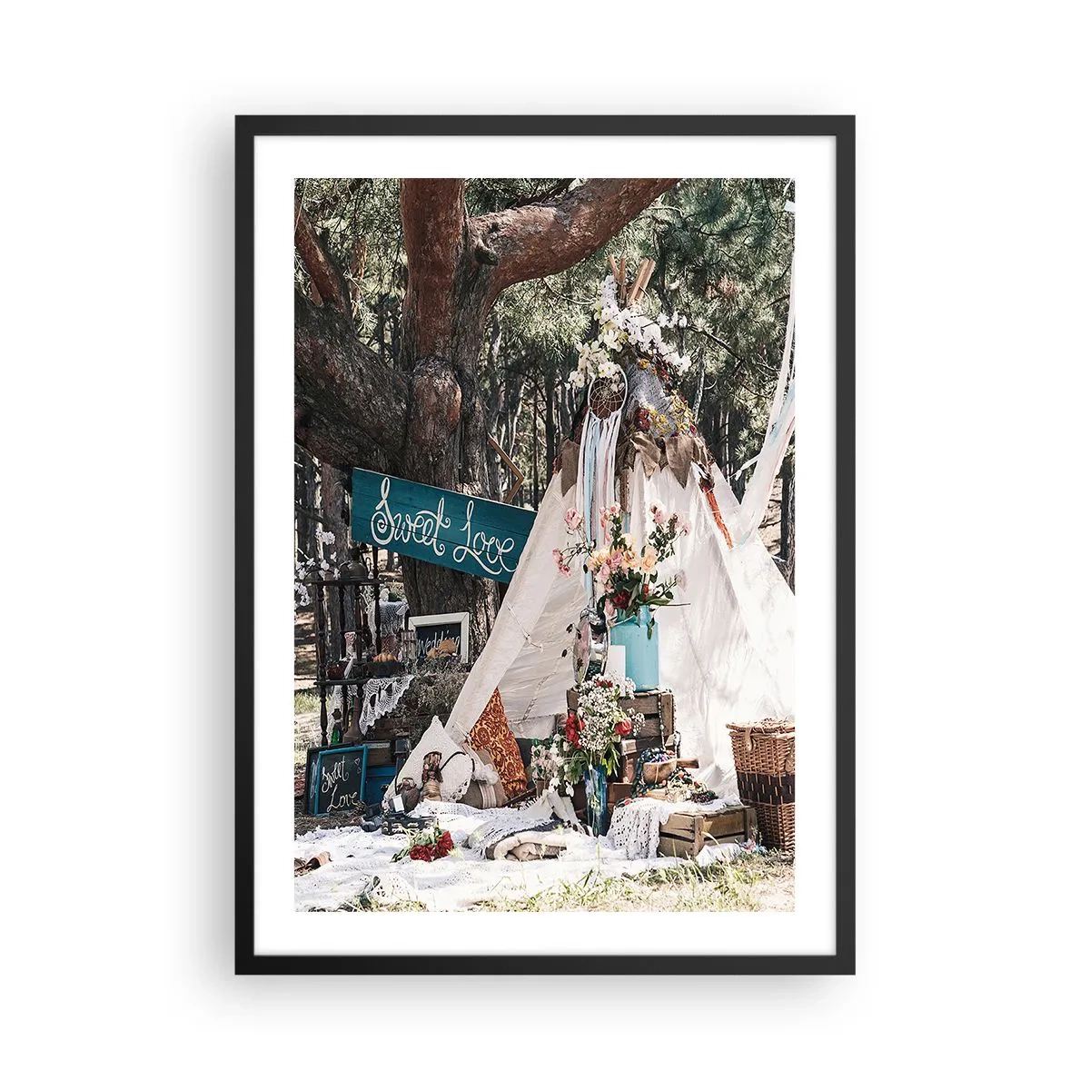 Poster in einem schwarzem Rahmen - Eine Komposition im Boho-Stil mit einem Zelt, Blumen und den Worten „Sweet Love“ - 50x70cm - Liebe machen ... - Moderne Wanddekoration für Wohnzimmer und Schlafzimmer ARTTOR