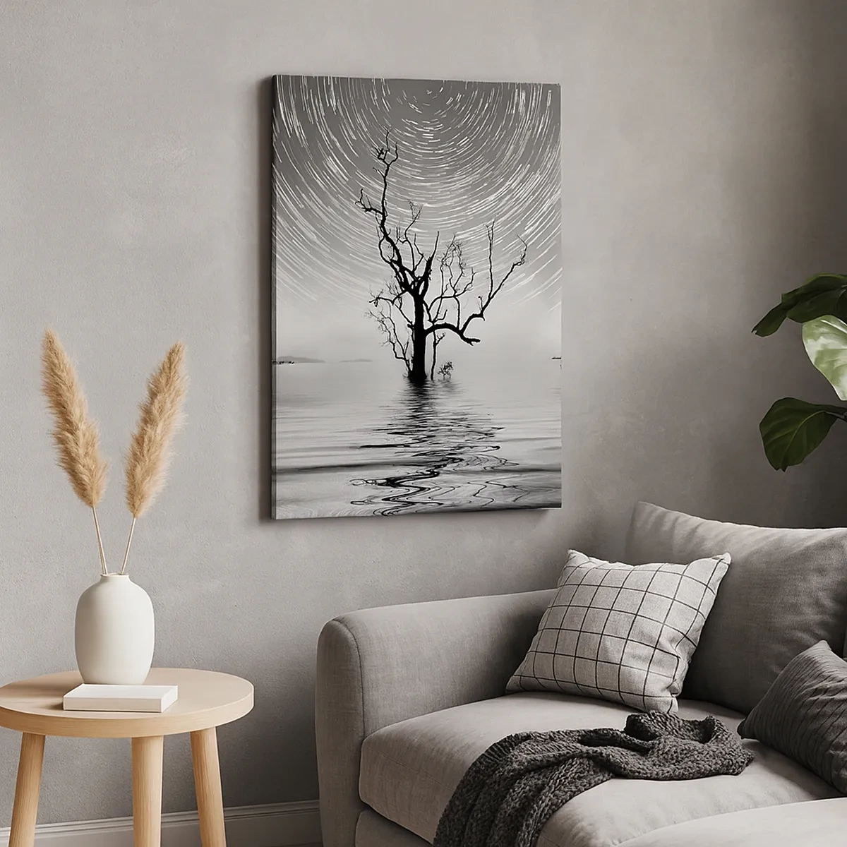Bild auf Leinwand - Leinwandbild - Ein Baum im Wasser unter einem Nachthimmel mit sich bewegenden Sternen - 50x70cm - Eine Sinfonie der Natur - Moderne Wanddekoration für Wohnzimmer und Schlafzimmer ARTTOR